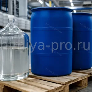 Прозрачная вязкая жидкость глицерина марки Д-98 в синей пластиковой бочке и стеклянном карафе на паллете склада, CAS 56-81-5