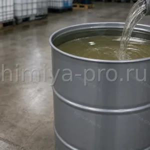 Технический натуральный глицерин без животного сырья в стальной бочке на складе химического сырья для промышленности