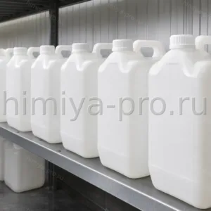 Натуральный сырой глицерин жидкость 99,69% в белых канистрах на металлических стеллажах склада химического сырья