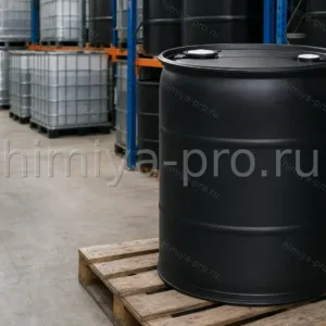 Непищевой дистиллированный глицерин 99,7% CAS 56-81-5 в чёрной бочке на поддоне склада химического сырья