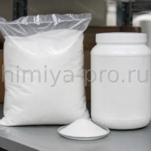 Белый кристаллический порошок глутамата натрия E621 в упаковке: усилитель вкуса для пищевой промышленности
