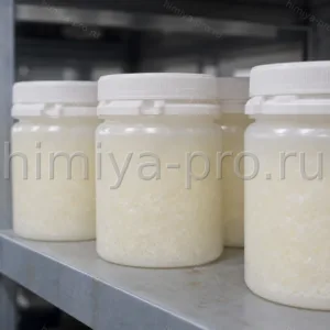 Белые кристаллы дикумилпероксида во взрывозащищённой таре на стеллаже склада органических пероксидов и инициаторов