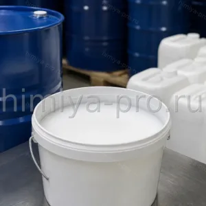 Молочно-белая водная дисперсия стирол-акрилового сополимера Novopol 001А в таре и бочках для промышленных покрытий, грунтов и клеёвых составов.