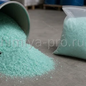 Кристаллический порошок железного купороса семиводного у промышленной бочки и мешка на складе реагентов, CAS 7782-63-0