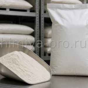 Коньяковый глюкоманнан: белый сыпучий порошок пищевого загустителя E425(ii) в ложке и мешке на складе пищевых добавок, CAS 37220-17-0