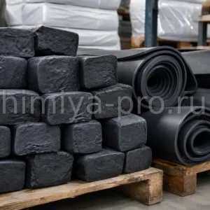 Синтетический каучук EPDM в виде брикетов и рулонов на паллете склада сырья для резинотехнической промышленности