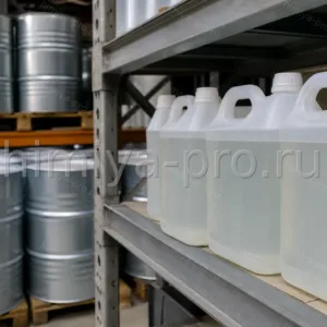 Прозрачные силиконовые жидкости ПЭС в канистрах и бочках на стеллаже склада смазочных и технологических сред