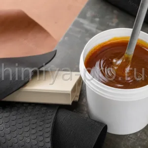 Вязкий полиуретановый клей в ведре для склейки кожи, резины и ПВХ на промышленном верстаке