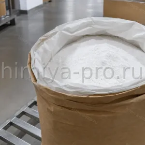 Белый кристаллический порошок лактата кальция E327 в мешке на складе пищевых ингредиентов — оптовая поставка