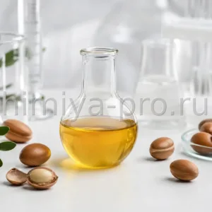 Золотистое нерафинированное масло арганы в колбе на лабораторном столе для кремов, массажа и ухода за волосами и ногтями