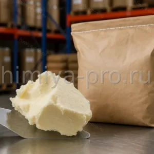 Полутвёрдый кремовый баттер муру-муру на шпателе рядом с мешком — сырьё холодного отжима для производства кремов и бальзамов