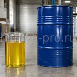 Жёлтая прозрачная жидкость рафинированного оливкового масла из выжимок в колбе у бочки — оптовая поставка для пищевого производства