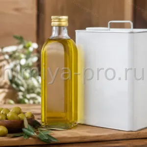 Золотистое оливковое масло купажа в бутылке и канистре с оливками — рафинированное масло с добавлением холодного отжима для пищевой отрасли