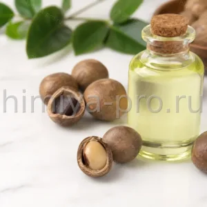 Светло-жёлтая прозрачная жидкость натурального масла ореха кукуи в бутылке с орехами — гавайское косметическое масло для ухода за кожей