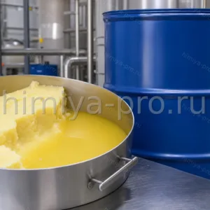 Бледно-жёлтый полутвёрдый жир рафинированного дезодорированного пальмового масла в ёмкости у бочки — оптовая поставка для пищевой промышленности
