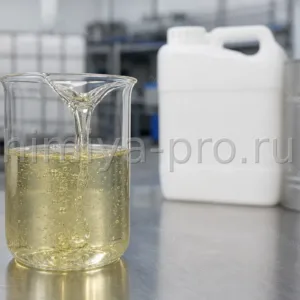 Светло-жёлтое вязкое эпоксидированное соевое масло CAS 8013-07-8 в стакане, канистра для пластификаторов и полимеров