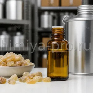 Эфирное масло ладана олибанум: бледно-жёлтая жидкость во флаконе, кусочки смолы на фоне склада химического сырья