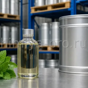Эфирное масло перечной мяты во флаконе с листьями мяты на складе — дистиллят для парфюмерии и бытовой химии