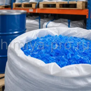 Сернокислая медь пятиводная CuSO4·5H2O: голубые кристаллы в мешке на складе — медный купорос для промышленности