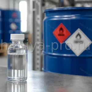 Бесцветный метилен хлорид дихлорметан CH2Cl2 в канистре и бочке для промышленных растворителей