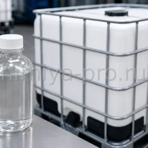 Бесцветная вязкая жидкость моноэтиленгликоль в бутылке у IBC-контейнера для антифризов и теплоносителей