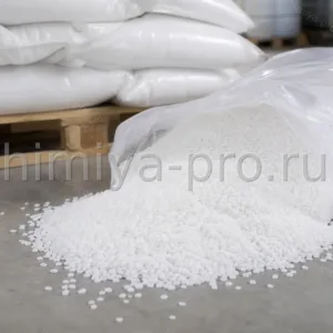 Гранулы едкого натра NaOH в промышленной упаковке на складе химического сырья для целлюлозы и водоподготовки