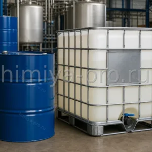 Бесцветная прозрачная жидкость алкилированного нафталина в синей бочке и IBC для теплоносителей