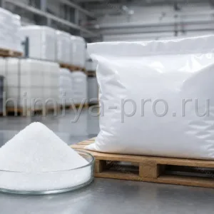 Белый кристаллический порошок неопентилгликоля в стеклянной ёмкости и мешок на паллете химического склада