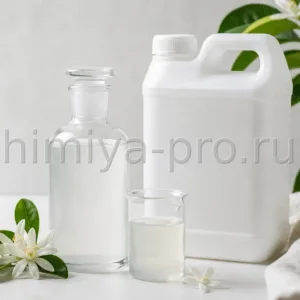 Прозрачный гидролат цветков нероли в стеклянной бутылке и промышленной канистре для ароматических вод