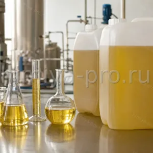 Рафинированное оливковое масло в канистрах и лабораторной посуде на производственном столе пищевой отрасли