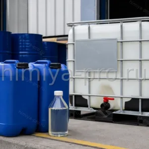 Вязкая ортофосфорная кислота H3PO4 75–85 % в химических бочках и IBC-контейнере на промышленной площадке