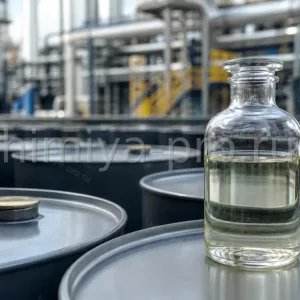 Нефтяной ортоксилол C8H10 в промышленных бочках на складе петрохимического предприятия с трубопроводами