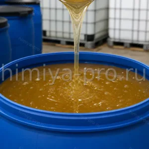 Вязкая светло-янтарная жидкость алкилполиглюкозида ECOLIMP BG 225DK в бочке для косметики и экологичных моющих составов