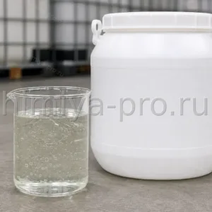 Прозрачный вязкий раствор лауреэтсульфата натрия SLES 70% N2EO в стакане у промышленной бочки — анионный ПАВ для косметики