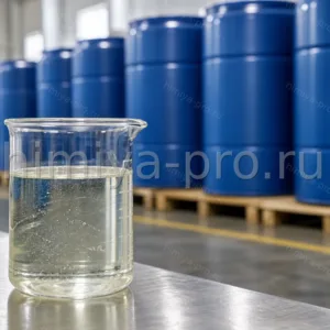 Прозрачный раствор лаурилэфирсульфата натрия SLES 70% в стакане у промышленных бочек — анионный ПАВ для шампуней