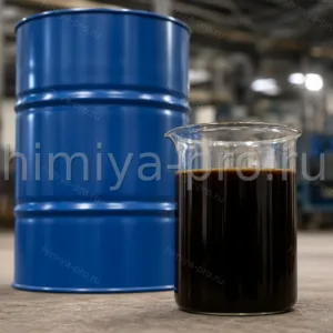 Тёмно-коричневая жидкость нефтяного сульфоната натрия 35% в стакане у промышленной бочки — анионный ПАВ для СОЖ