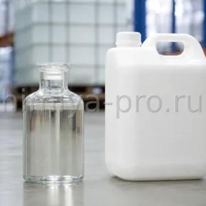 Жидкая форма ПЭГ-40 гидрогенизированного касторового масла MONOPOL HCOE40 в бутылке у канистры — эмульгатор и солюбилизатор