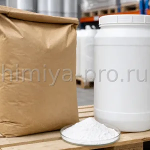Пигментный диоксид титана TiO2 — белый мелкодисперсный порошок в крафт-мешке и пластиковой бочке на паллете склада