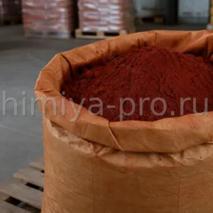 Пигмент на основе оксида железа Fe2O3 CAS 1309-37-1 — красно-коричневый порошок в мешке на паллете склада пигментов