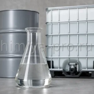 Прозрачная жидкость полиальфаолефиновой синтетической базы в посуде рядом с IBC на складе смазочных материалов