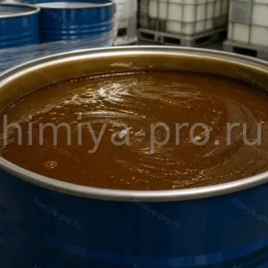 Коричневая жидкость полимерного МДИ WANNATE PM-200 в бочке — сырьё для производства сэндвич-панелей