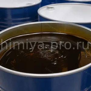 Тёмная вязкая жидкость полимерного МДИ в химической бочке — компонент для полиуретановых пен и клеёв