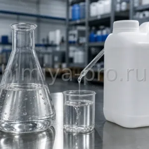 Прозрачная бесцветная вязкая жидкость полиэтиленгликоля 400 в лабораторной колбе и канистре для фармацевтики и косметики