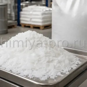 Белые твёрдые чешуйки полиэтиленгликоля 4000 на металлическом лотке, мешок 25 кг на складе для мазей и таблеточных форм