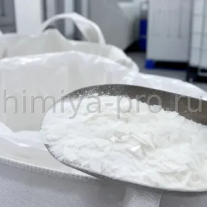 Белые чешуйки и порошок полиэтиленгликоля 6000 на складе химического сырья для мазей, кремов и фармацевтических основ