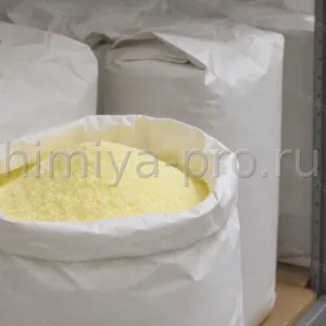 Оптибланк МТБ: бледно-жёлтые гранулы оптического отбеливателя в мешках на складе бытовой химии