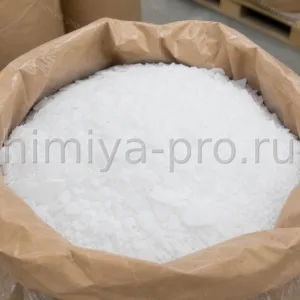 Белые воскообразные чешуйки и гранулы полиэтиленгликоля ПЭГ-6000 в мешке на промышленном поддоне