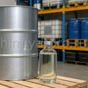 Прозрачная жидкость уайт-спирит нефтяной растворитель С4-155/200 в металлической бочке на поддоне