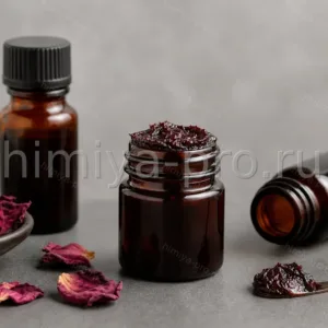 Тёмно-янтарные флаконы с густой вязкой пастой абсолю розы дамасской для парфюмерных композиций и люксовой косметики
