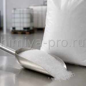 Прозрачные стекловидные зёрна гранулированного силикагеля КСМГ мелкопористой марки рядом с промышленной фасовкой 25 кг